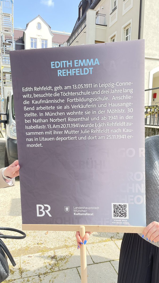 In München wird heute an vielen Orten an Menschen erinnert, die von den Nazis ermordet wurden. Freiwillige Paten haben sich mit den Biografien von 1000 Menschen auseinandergesetzt und erzählen allen Interessierten ihre Geschichte. „Die Rückkehr der Namen.“ @BR24 @BR_Presse
