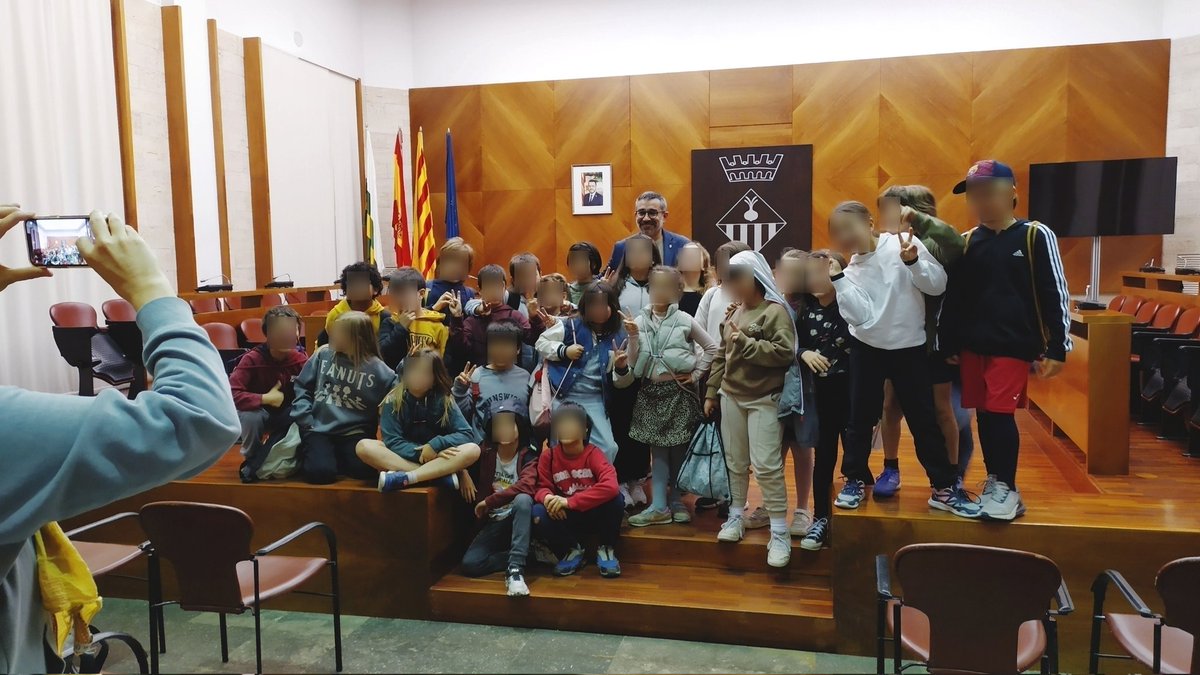 Avui a l'@Aj_Sabadell hem rebut una visita molt especial: els infants de 3r A i 3r B de l'#escolaLaTrama. A la Sala de Plens, amb el regidor @MRoblesFdez, els hem respost tots els dubtes sobre la institució i #Sabadell. Rebre'ls-hi m'ha fet molta il·lusió! 🟨 #ElSabadellDeTothom