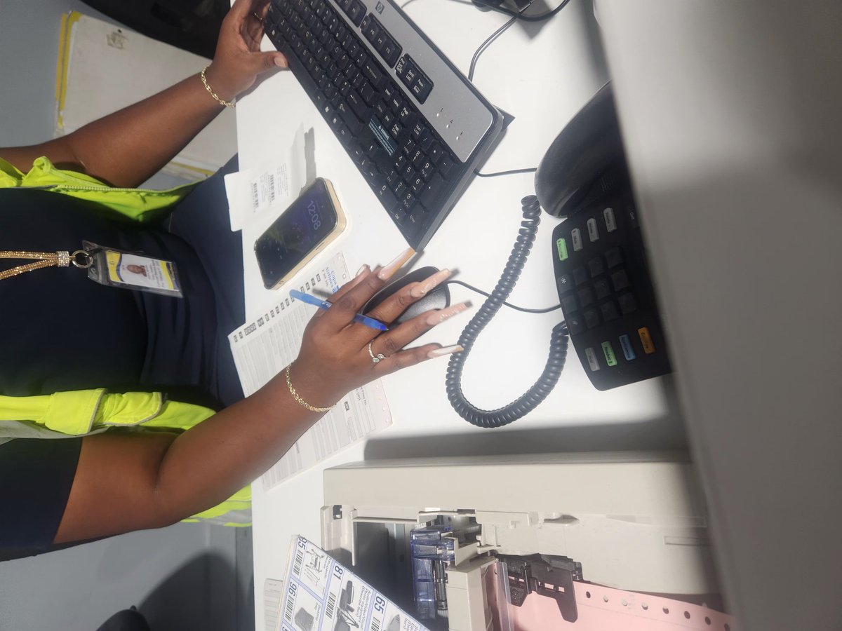 От нахіба? Поясніть мені хтось нахіба такі пазурі? Це ж незручно що капець. Вона нам цими руками оформлювала клейм на загублені валізи вдвічі довше ніж зазвичай.