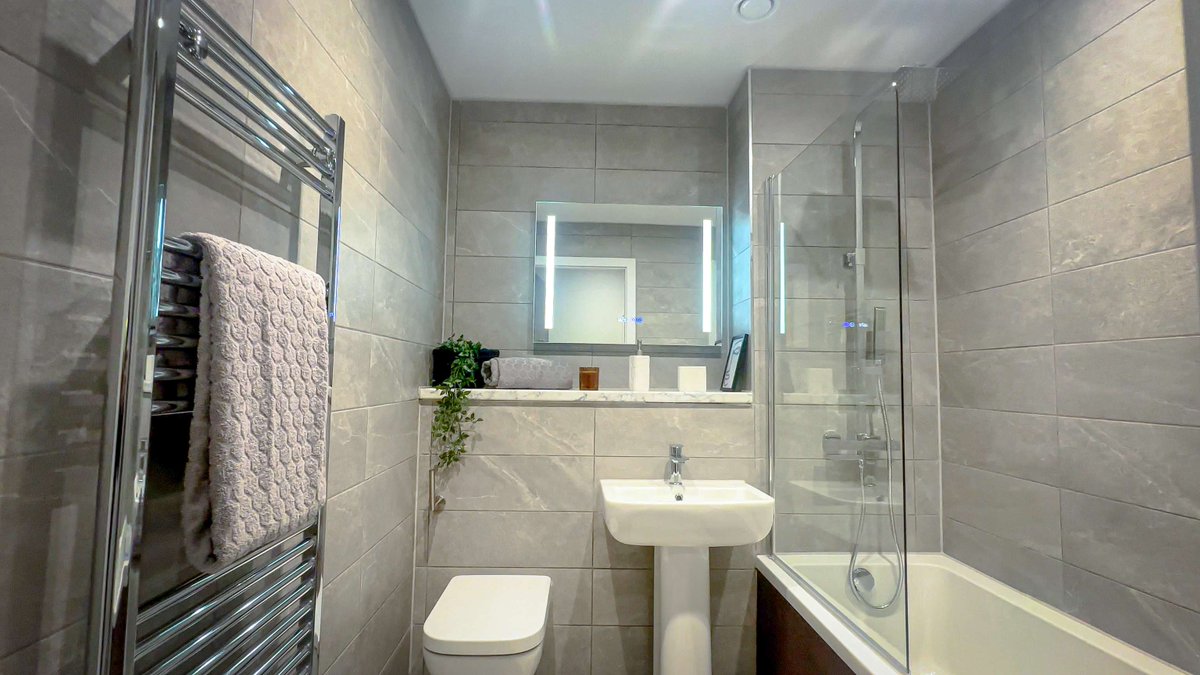 RWInvest's tweet image. As completion nears for Parliament Square Block D, why not take a look inside?

Watch our latest video of this stunning show flat!

🔗 - youtu.be/xaUmg0U2Ymg?si… 

#rwinvest #showflat #propertyinvestment #liverpool