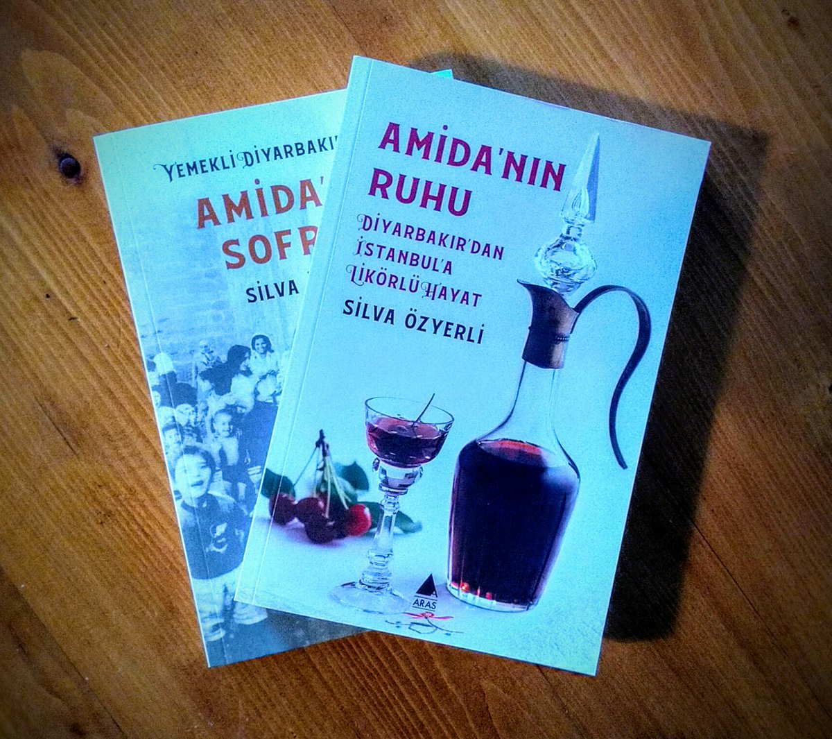 ilk kitabı amida'nın sofrası için birlikte çalışmıştık @sozyerli ile. bence hazine değerinde bir iş yapıyor: hem aile tarihi, hem lezzet arkeolojisi. ve her zaman edebi bir tat eşlik ediyor yazdıklarına. geçen yaz aras'tan görev ve mesai itibarıyla ayrıldım ama amida'nın ruhu'nun…