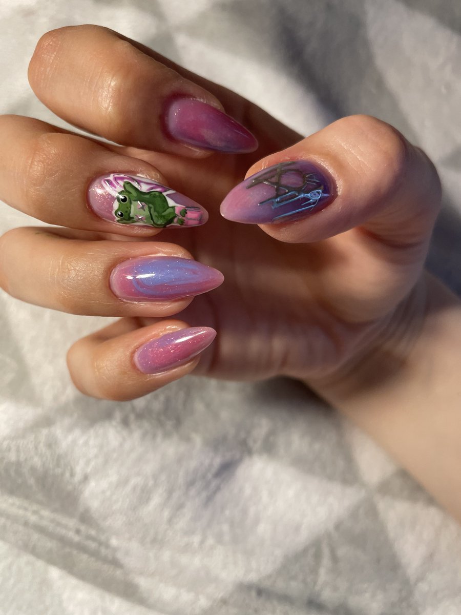 shannimal__'s tweet photo. Хвастаюсь новыми ноготочками с лягушкой😅💅🏻 https://t.co/bjtFZzoF0K