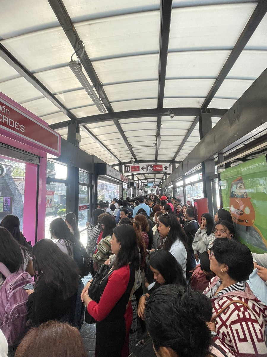 Retraso en la línea uno del metrobus Estación la joya, llevo 15 min y no pasa ningún metrobus @MetrobusCDMX @TlalpanVecinos @ORTCDMX