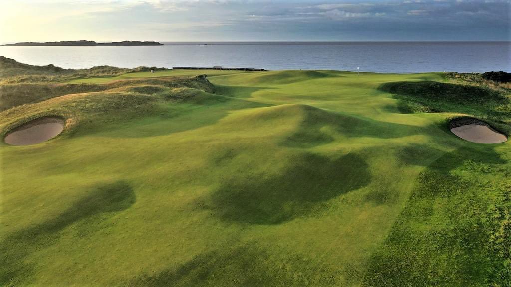 The list of reasons to embark on a Northern Ireland golf trip with PerryGolf just keeps expanding! media.ireland.com/en-us/news-rel… Photo credit @GaryLisbonGolf @Slievedonard @RCDgolfclub @royalportrush #NorthernIreland #GolfTrip #GolfIreland