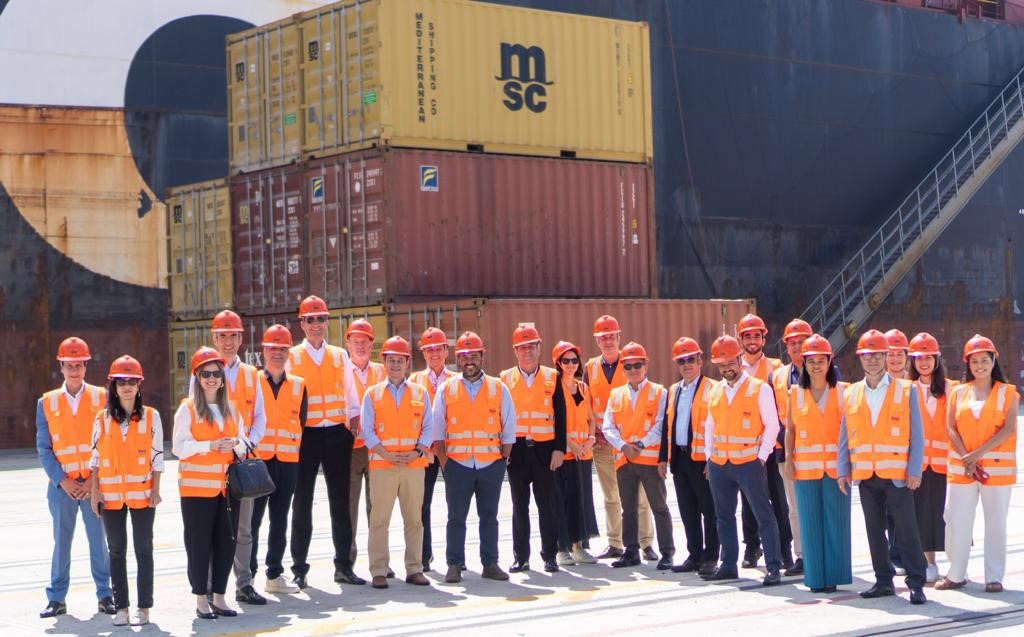 SwissAmbBrazil's tweet photo. A convite da @SWISSCAM e do #MSCGROUP, o Cônsul Geral da🇨🇭em São Paulo e representantes do setor privado🇨🇭 visitaram, no @PortodeSantosBR, as impressionantes instalações da @MSCcargo e da MSC Cruzeiro. O #MSCGroup, líder mundial no mercado de cargo, está no 🇧🇷 desde 1997🚢 https://t.co/Wjt22BYGFh