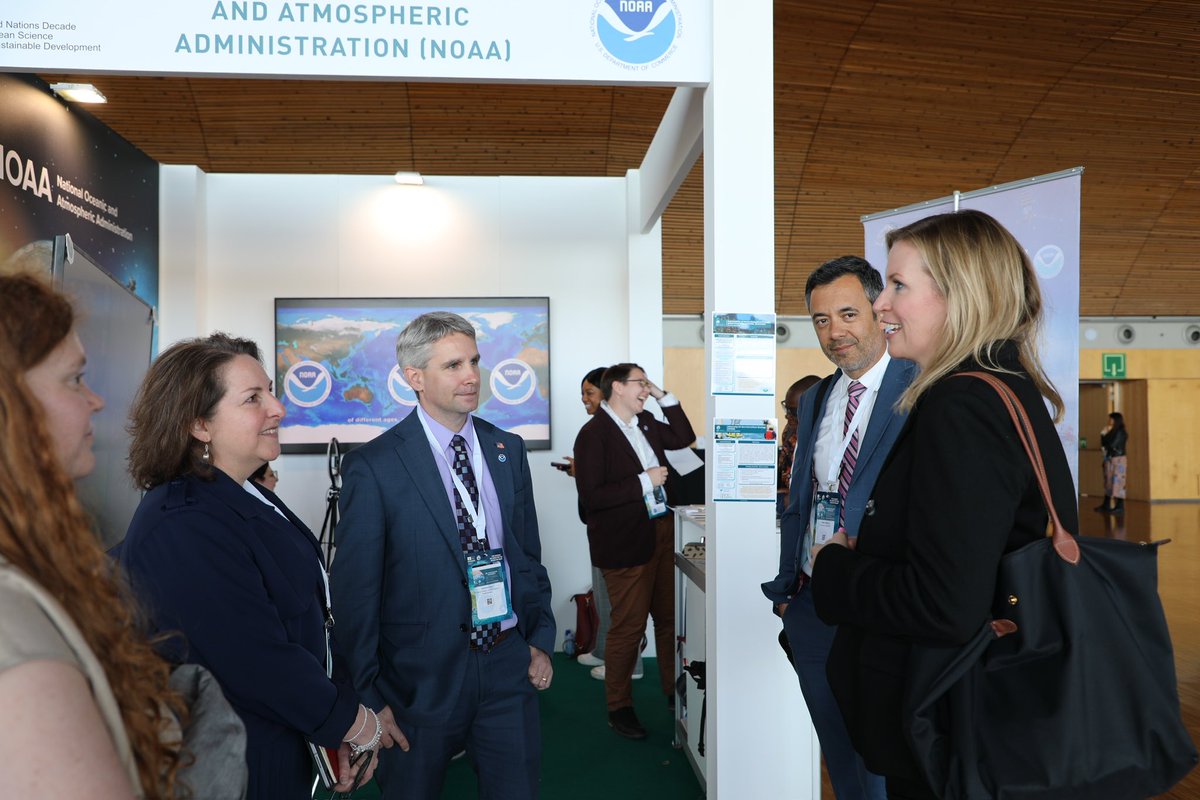 🌊 La cònsol general Katie Stana ha assistit avui a la conferència #OceanDecade24 @UNOceanDecade, on ha visitat l'estand de la @NOAA. És vital crear una comunitat científica global sòlida que contribueixi a la preservació dels oceans.