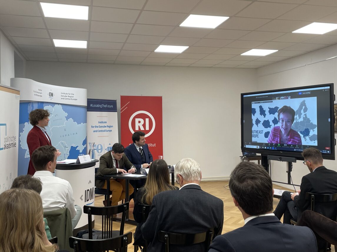 Thank you <a href="/IDMVienna/">IDMVienna</a>, <a href="/RennerInstitut/">Karl-Renner-Institut</a> and <a href="/PolAkademie/">Politische Akademie</a> for inviting me to a panel discussion about #Croatia's parliamentary #election! Great discussion, moderated by <a href="/PTechet/">Dr PeterTechet</a>, together with <a href="/FPZGhr/">Političke znanosti</a> Associate Professor <a href="/ViseslavR/">Višeslav Raos</a> and <a href="/derStandardat/">DER STANDARD</a> Correspondent, <a href="/AdelheidWolfl/">Adelheid Wölfl</a>!