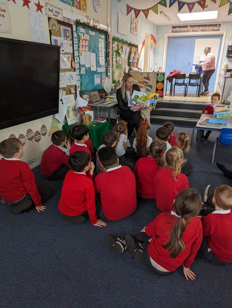 StAntsShipley's tweet image. C2 were treated to a secret reader this afternoon - Supertato! 🥔📚

#teamsas #bcwcat #secretreader