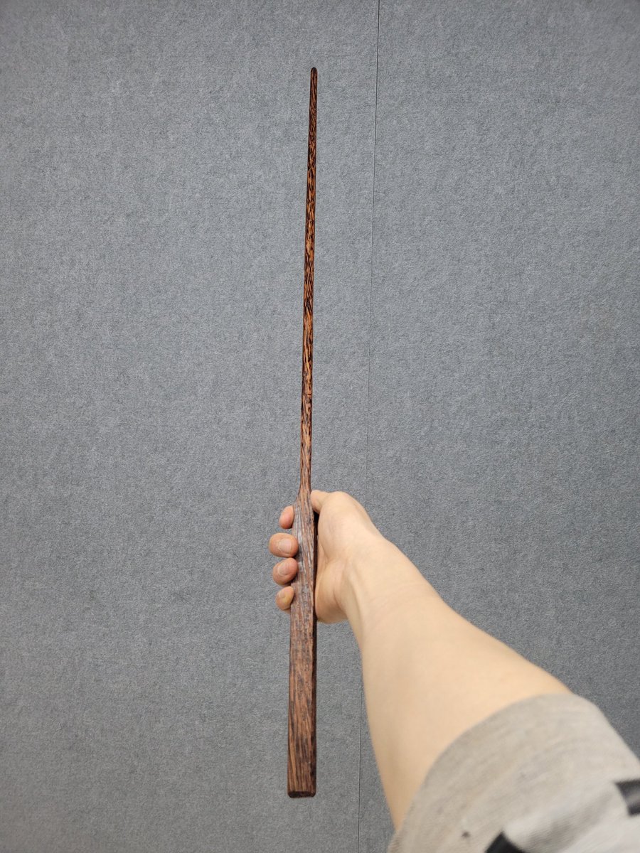 더 얇게 케인으로도 만들어 봤습니다! 아무래도 이 디자인은 하드우드라도 쉽게 부러질 것 같습니다. 탄성이 있지는 않아서요. 그래도 보기엔 이쁘네요! 실제로 보면 더 더 깁니다!

#케인