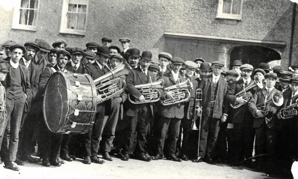 Are you or were you a member of a brass band? What instrument did you play?🎺 This photograph shows members of the Llangefni Brass Band posing with their instruments in the 1920s. Thank you to @ArchifauMon for sharing this photograph with us. For more photographs from…