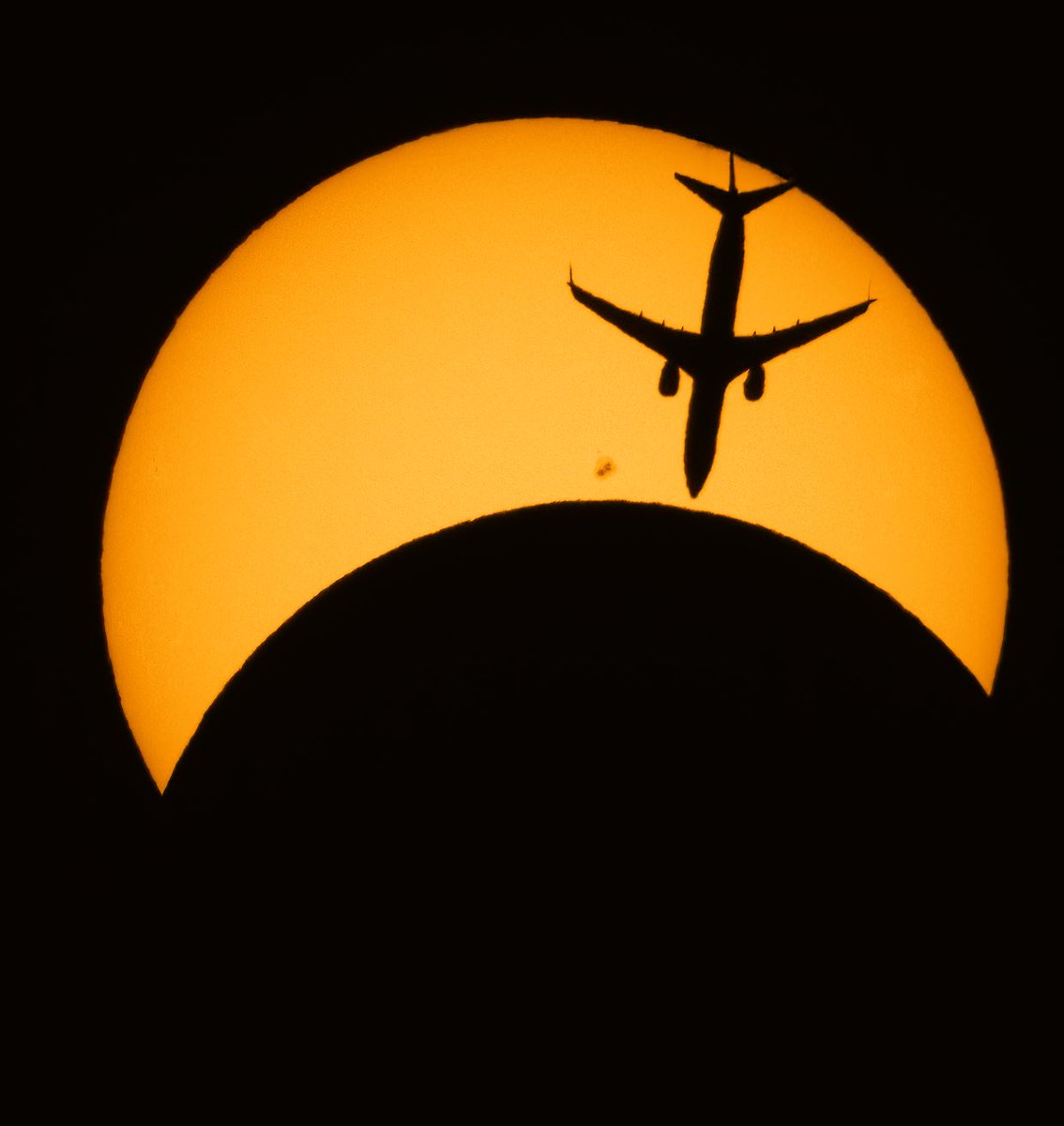 Photobombed by an airplane ✈️☀️ @alaskaair 1056 traveling from Seattle to San Diego crossing the disc of the sun about 1 minute before totality as seen from Burbank, CA (thanks to @flightradar24) — maybe someone can share it with the captain…