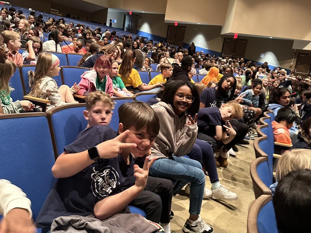 Field trip fun! 🚍 Last week, fourth-graders from @RobertsElemLRSD went to Parkview Arts/Science Magnet High School to watch The Lightning Thief: Percy Jackson The Musical! 🦅 They had a blast exploring the magical world on stage! 🎭⚡️