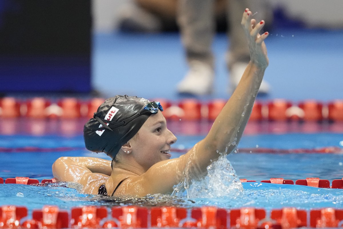 Summer McIntosh sets the pace at the Canadian Swimming Open! 🏊‍♀️💨 The 17-year-old swam the world's fastest 200m freestyle time (1:54.21) this year. 💪 📸 AP Photo/Eugene Hoshiko