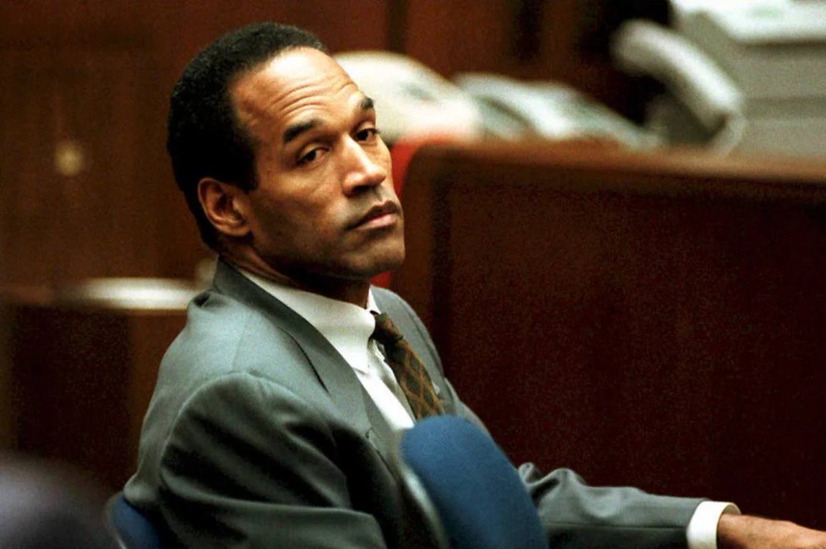 O.J. Simpson, ex campione di football e attore, è deceduto all'età di 76 anni. La sua carriera sportiva e la sua vita personale hanno lasciato un segno indelebile nella cultura americana. #OJSimpson