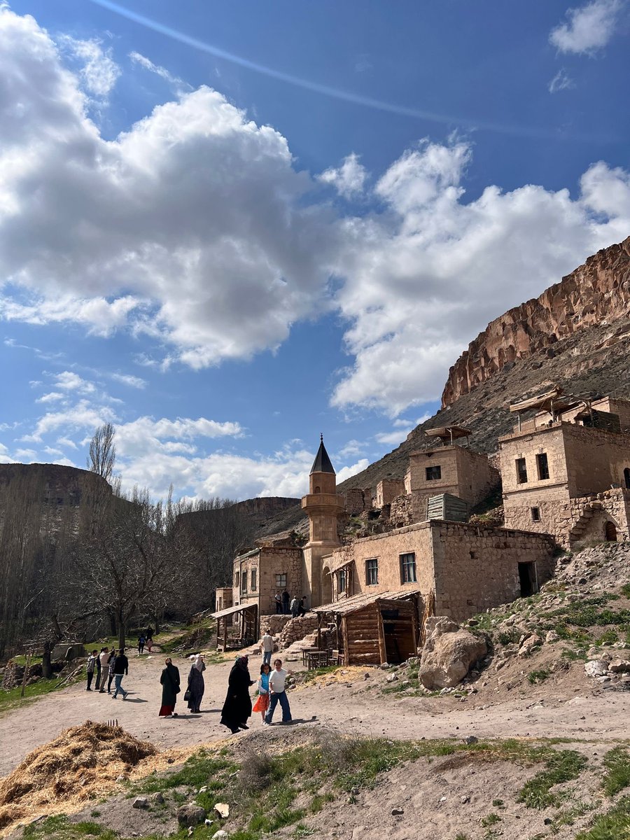 📍Soğanlı Vadisi harika bir turizm merkezi haline geldi. Kayseri valiliği ve Kayseri Büyükşehir Belediyesi işbirliğinde yapılan çalışmalarla muhteşem bir görünüme kavuşan Soğanlı Vadisi önemli bir turizm destinasyonu haline gelerek tarih ve doğayı deneyimlemek isteyen…