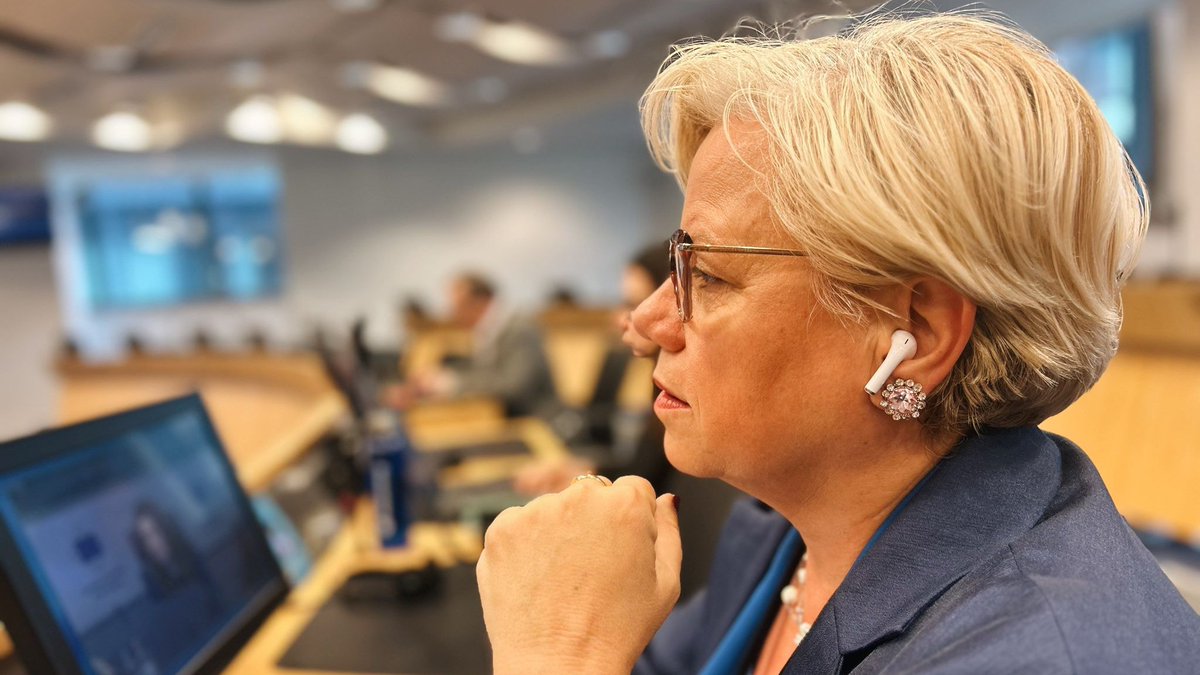 “We live on a damaged planet and geopolitical risks make our supplies increasingly vulnerable.

Cities and regions are the closest to our citizens, are the 🔑 actors in tackling the environmental, social and economic challenges of #GreenTransition.”

@loredanacapone