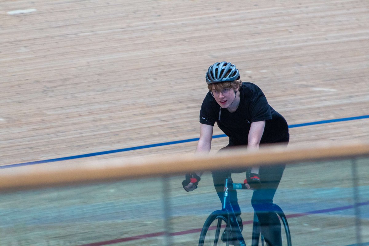 Continuing our Wellness Week activities, students had the opportunity to take to the track today in an exclusive cycling experience! Our students were coached by one of the amazing cycling instructors at the @LeeValleyVP, and even had the chance to compete in flying laps. 🚲