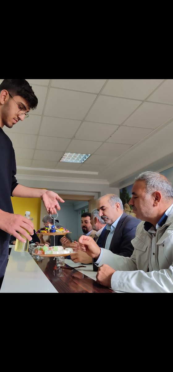 İl Teşkilat binamıza Bayram tebriği için gelen tüm üye ve halkımıza teşekkürler... Gazze için buruk ve hüzün dolu bir bayramda olsa bizler ümitvarız. Umudumuz daima diridir direnişlere..! #RamazanBayramıMübarekOlsun #HÜDAPAR #Şanlıurfa