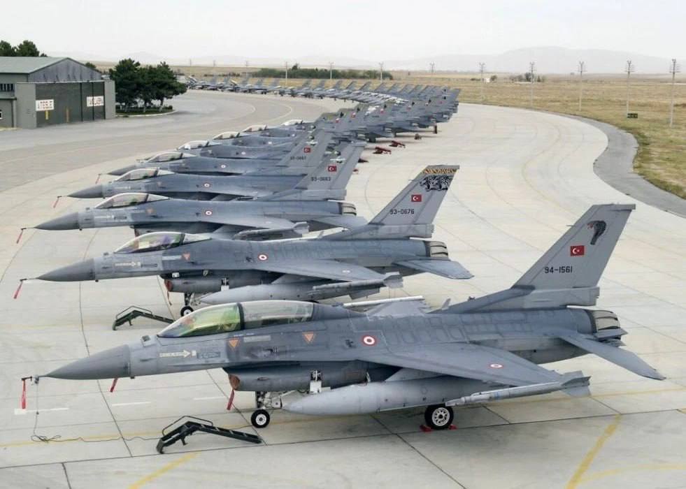 🇹🇷✈️ Türkiye'nin F-16 modernizasyon programında detaylar ortaya çıkmaya başladı. 💢 İki Türk kurumu 79 adet F-16 savaş uçağının Blok 70 seviyesine modernizasyonu için iş yükünü paylaşacak. 💢 Eskişehir 1. Hava Bakım Fabrika Müdürlüğü ve TUSAŞ yükü paylaşacak.