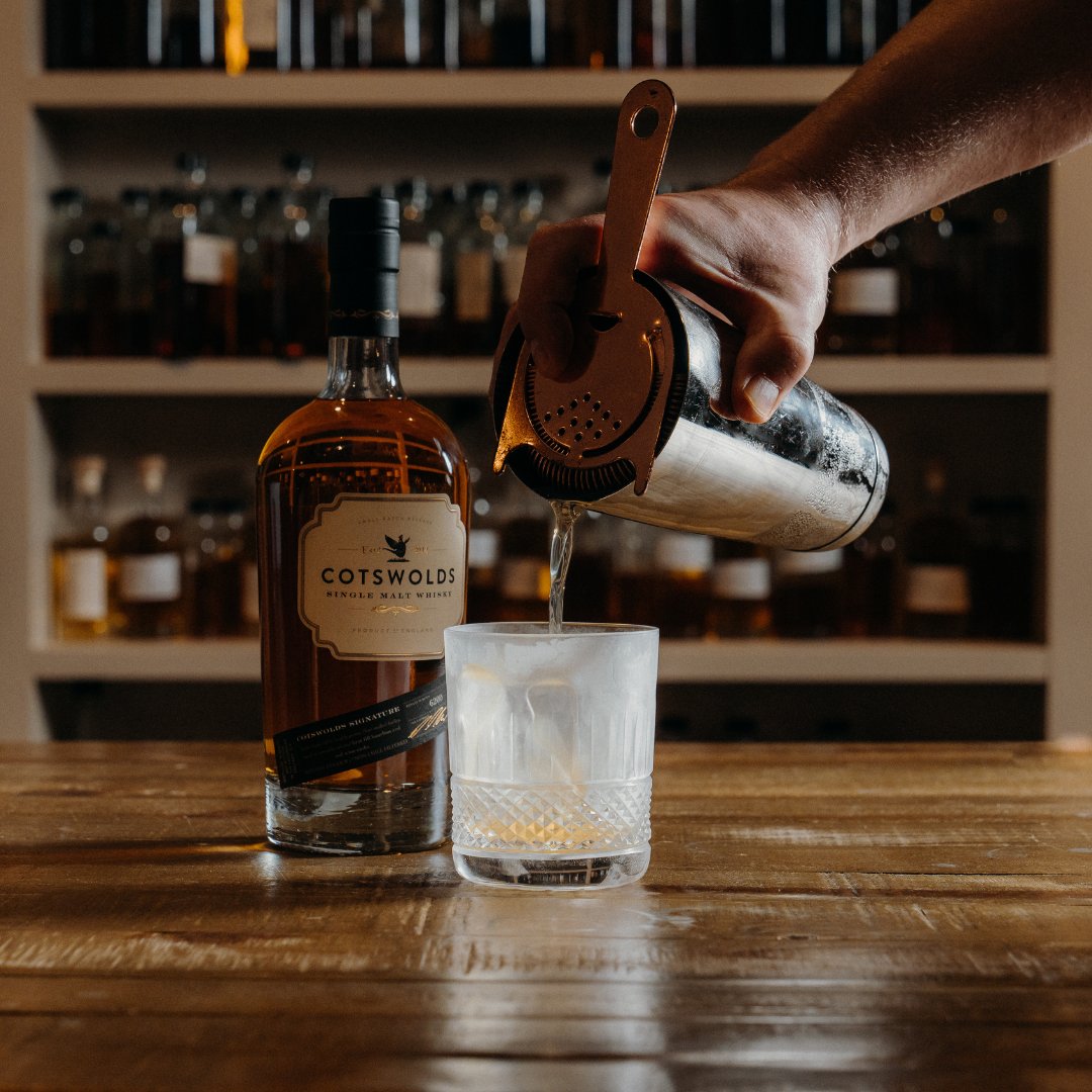 Try something different for your weekend plans with our Cocktail Masterclass. Let our expert mixologists guide you through creating signature drinks with a Cotswolds twist. Perfect for both novices and enthusiasts alike. bit.ly/3WySY7b #CotswoldsDistillery #Cocktails