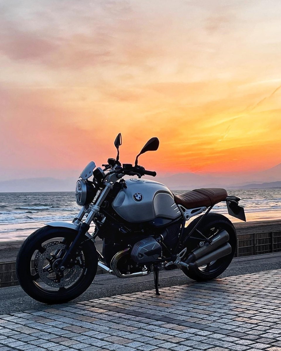 BMWMotorrad's tweet photo. The #RnineTPure: a perfect match for palm trees and the sea, where everything feels effortless, and everyday stress fades away! ✌️

📸: @ladderframe

#MakeLifeARide #Option719 #Soulfuel #BMWMotorrad https://t.co/dKgIYOyb8x