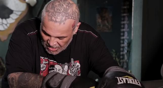tmdqa's tweet photo. "Eu já aprontei pra caralho, e tô vivo. Por sorte, cara. Não foi Deus. Por Deus, eu já tinha morrido faz tempo."

Em nova entrevista, João Gordo revelou que perdeu quase 50kg após o falecimento de Jabá, baixista original do Ratos de Porão, acender um alerta em sua vida.

"Eu ainda tenho muita coisa pra fazer", disse o vocalista de 60 anos, que adotou uma nova rotina diária sem álcool e que inclui treinos de boxe e acompanhamento médico constante. ❤️‍🔥
