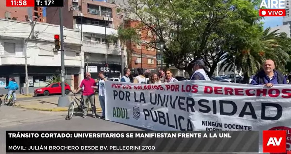 #Urgente #Tránsito Docentes universitarios se manifiestan en la puerta de la UNL. Está cortado el tránsito en Bv y San Jerónimo. Informa <a href="/julian_brochero/">Julian Brochero</a>