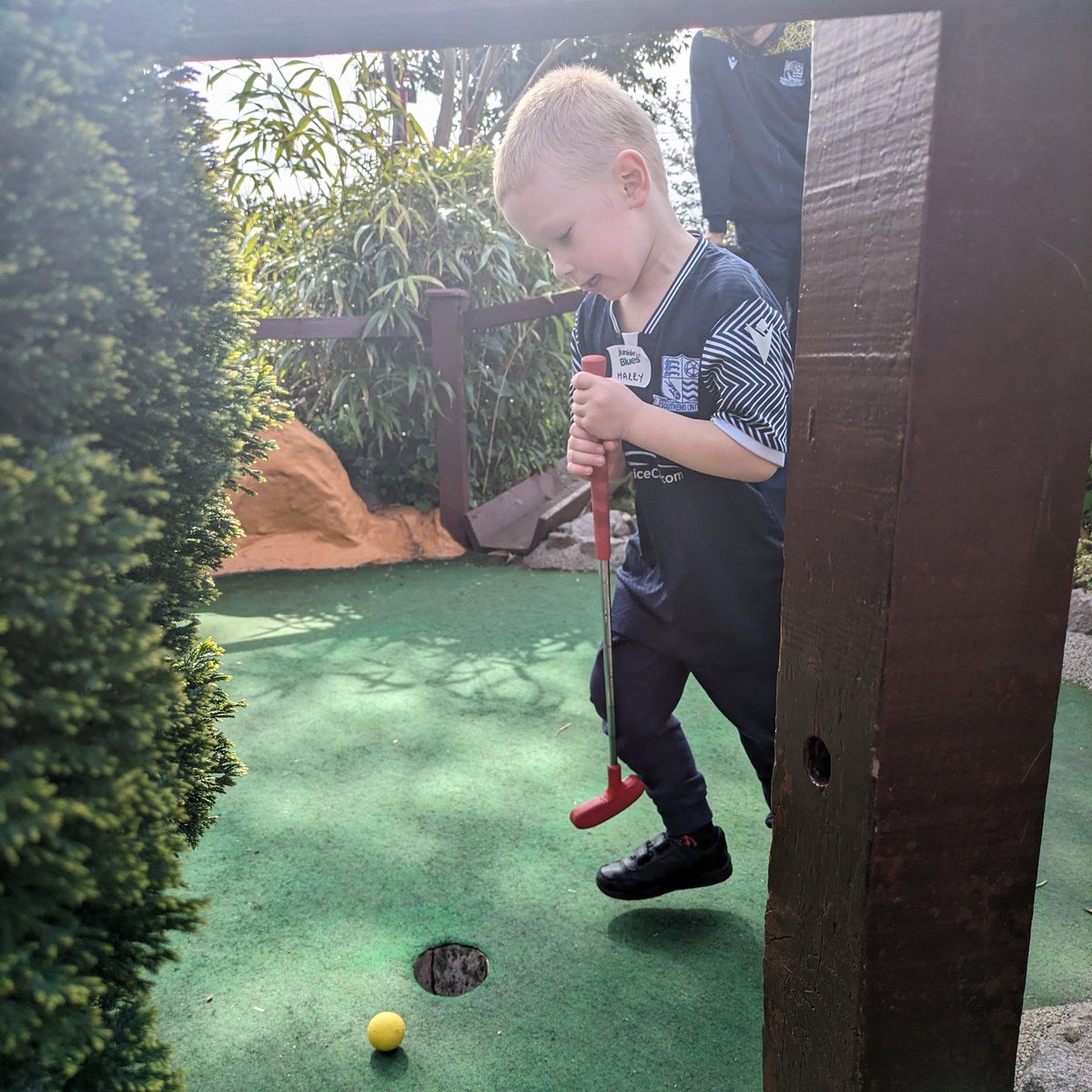 Thank you to all involved at the Easter event for @JuniorBlues2 @shrimperstrust @SUFCRootsHall Fantastic seeing the players with the kids! And meeting our lord and saviour Justin Rees! @Kaylalula @apriljlsmith @rylee_doe Thank you for organising it Harry had a great time 💙🦐⛳