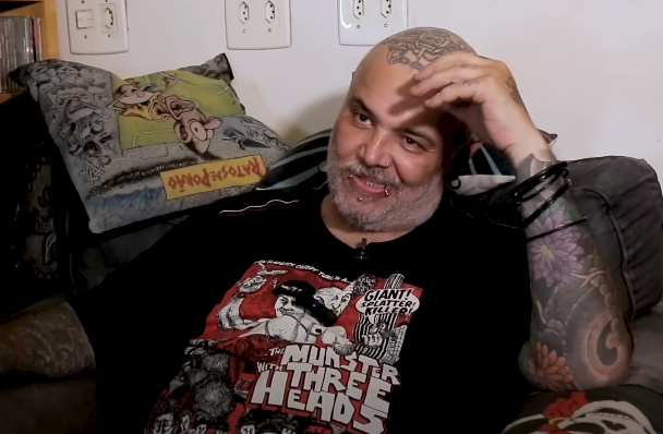 tmdqa's tweet photo. "Eu já aprontei pra caralho, e tô vivo. Por sorte, cara. Não foi Deus. Por Deus, eu já tinha morrido faz tempo."

Em nova entrevista, João Gordo revelou que perdeu quase 50kg após o falecimento de Jabá, baixista original do Ratos de Porão, acender um alerta em sua vida.

"Eu ainda tenho muita coisa pra fazer", disse o vocalista de 60 anos, que adotou uma nova rotina diária sem álcool e que inclui treinos de boxe e acompanhamento médico constante. ❤️‍🔥
