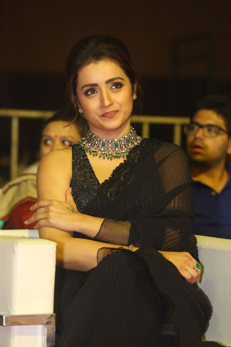 GK5HzhhW0AAjY_8?format=jpg&name=medium