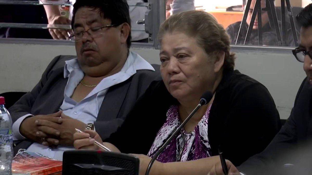 Capturan a Mirian Aida Reguero Sosa, Fiscal del Ministerio Público. Reguero había investigado el caso de una banda dedicada al despojo de propiedades donde se capturó Eddy Enrique Siu Puac quien formó parte del equipo de defensa de la magistrada Blanca
Stalling.
