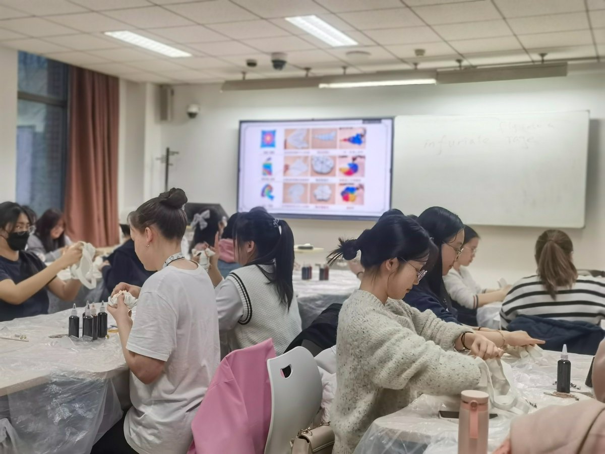 Make your own canvas bags with the traditional Chinese art of tie-dye! 🤩🎨🙌

Around 30 students from Beijing Foreign Studies University (#BFSU) participated in this unforgettable on-campus cultural activity on March 23. #NewEraChina