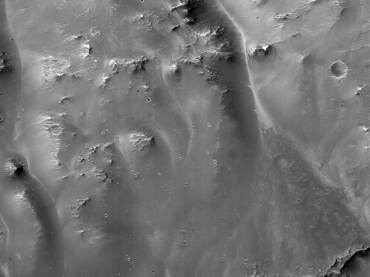 HiPOD: Channel, Fan, Crater The objective of this observation is to examine a channel on a crater wall, where a fan has formed at the base. Images like this may help us better understand how craters are degraded. uahirise.org/hipod/ESP_0749… NASA/JPL-Caltech/UArizona #Mars #science