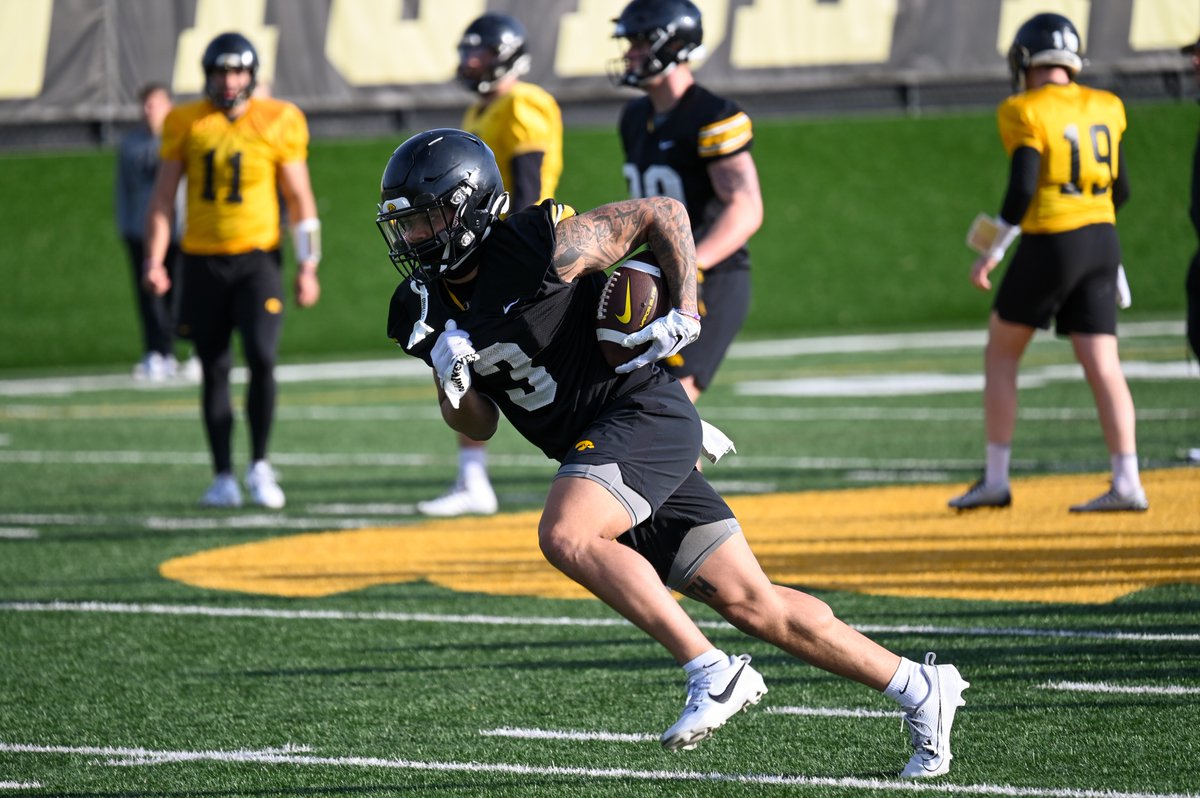 This morning, @HawkeyeFootball opened their doors to the media for 20 minutes of Spring practice. It was a beautiful morning outdoors with football in the air. @hawkeyereport will have more interviews from the football complex later today. (1/3)