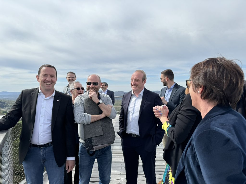 Déjeuner avec des élus locaux et découverte du Chemin des cimes dans le Bas-Rhin, chez @StephanieKoche6, en compagnie de @VincentThiebaut et @Didier_Lemaire_. 🌳 Lieu pleinement intégré dans la nature, le Chemin des cimes offre un point de vue unique sur les Vosges du Nord.