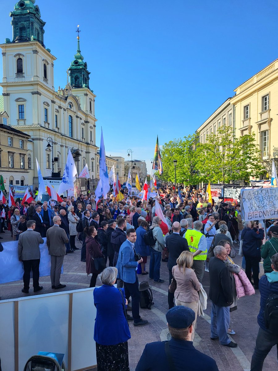 Jesteśmy pod pomnikiem Mikołaja Kopernika. Za chwilę rusza #MarszWObronieDzieci.

Dołączajcie! 

#ProLife 
#Marsz11kwietnia