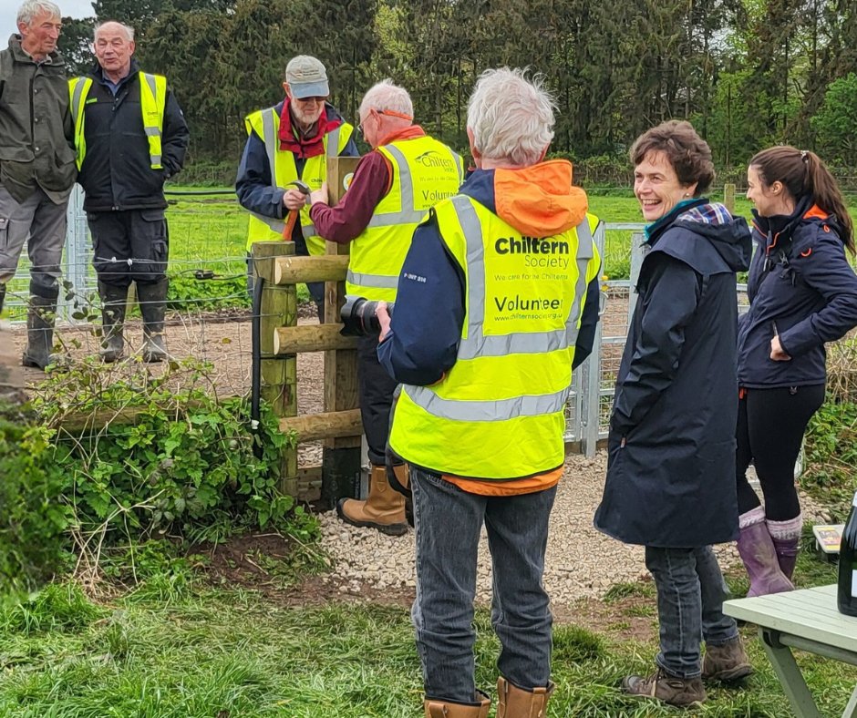Yesterday we celebrated as our South Chiltern Path Maintenance volunteers installed their 400th gate! On the Chiltern Way and in the heart of the busy Merrimoles Dairy Farm on the Nettlebed estate, the team raised a toast to mark the momentous occasion.