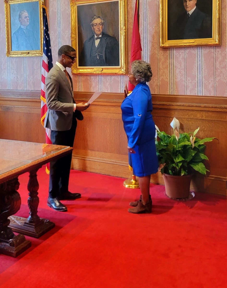 Earlier this week, the newest @CLEMetroSchools board member (Ms. Charlene Jones) was sworn into office by @MayorBibb! Ms. Jones, I'm looking forward to learning from and leading with you. Thank you for your commitment to our scholars and CMSD!