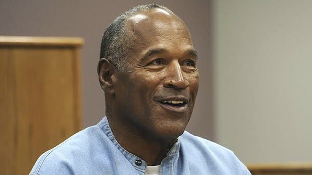 Murió OJ Simpson a los 76 años. El exjugador de la NFL padecía cáncer. En los noventas fue juzgado por el asesinato de su exesposa Nicole Brown Simpson y su amigo Ron Goldman.