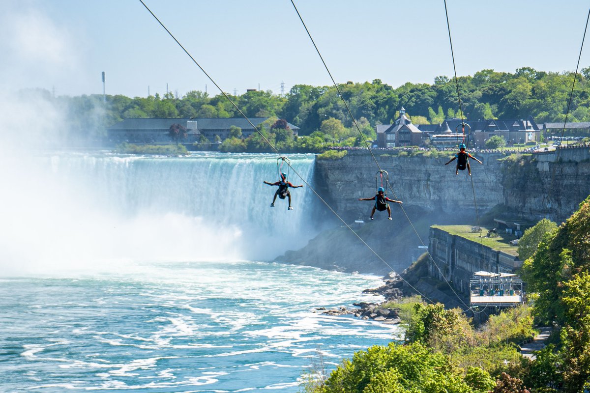 ナイアガラの滝を訪れたら絶対に体験したいのが全長670mのジップライン。轟音と水しぶきを肌で感じながら、ナイアガラ川の上空を滑走します。友達同士でも家族でも安全に楽しめるアトラクションです😀
📷 Niagara Falls Tourism

WildPlay Zipline to the Falls
niagaraparks.com/visit/attracti…