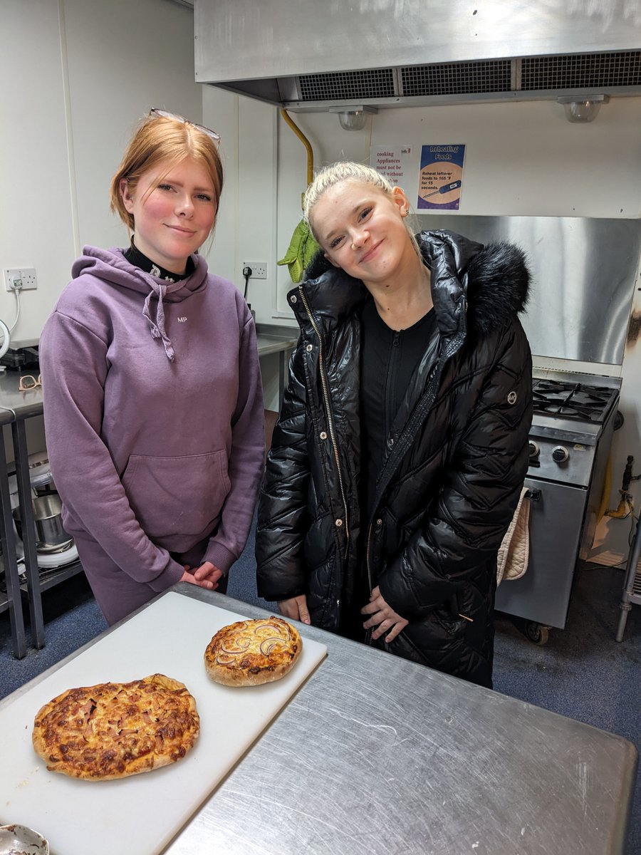 Young people have been getting creative in the kitchen making pizza! A fun way to learn a range of transferrable skills whilst having a tasty lunch 🍕🌟 #daretodream #wherelearningworks #pizza