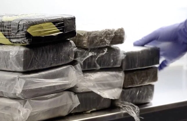 FOUR ARRRSTED: @HaltonPolice arrest 4 & seize over $1.6 million in drugs incl approx 20 kilograms of cocaine & $350,000 in cash after Project Fade executed search warrants in #Milton , #Oakville , #Msga & #Guelph . Four arrested incl male fm Milton, 2 fm Msga & 1 fm Guelph.