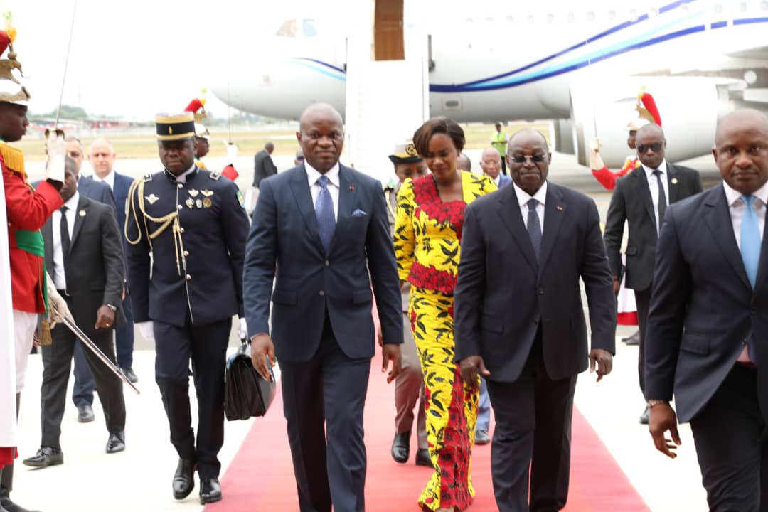 Le Président de la Transition de la République Gabonaise le Général Brice Oligui N'Guema a ete accueilli à l'Aéroport d'Abidjan, par le Vice-Président de Côte d'Ivoire S.E.M. Tiémoko Meyliet Koné, ce jeudi 11 avril 2024, dans le cadre de la visite officielle de 72h