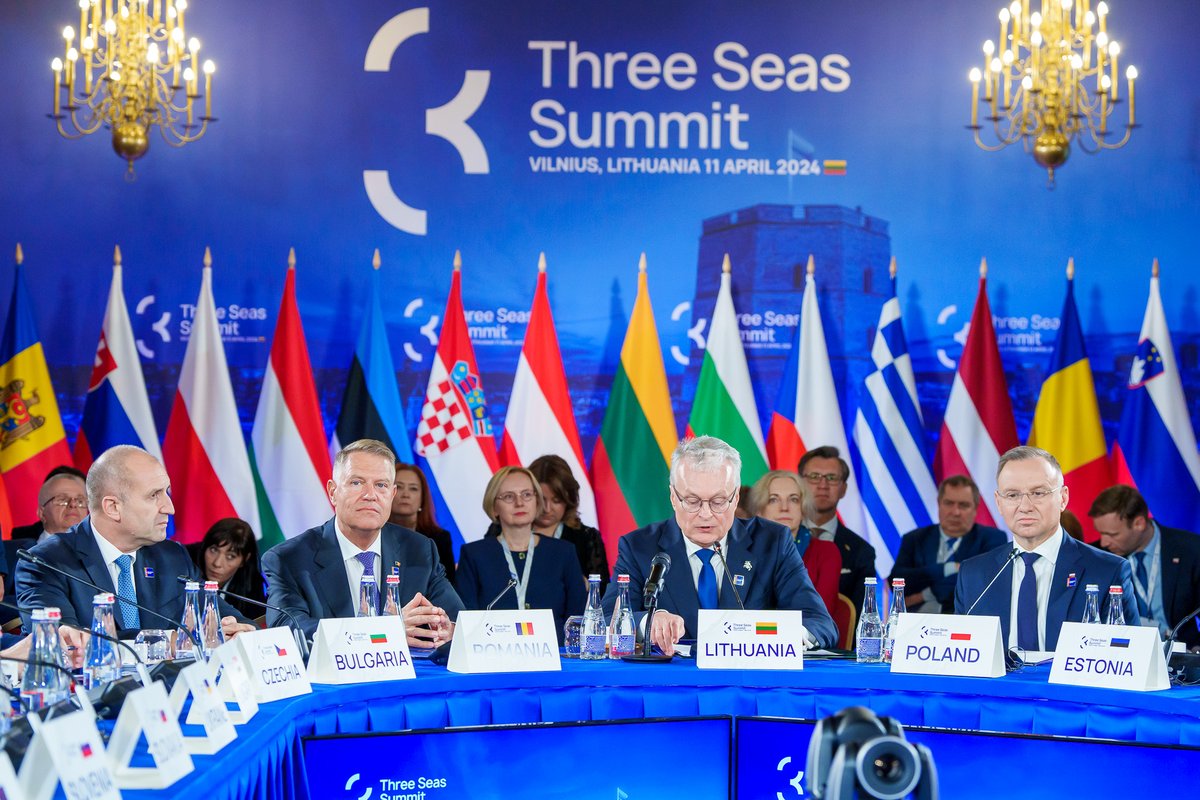 In my national 🇷🇴 statement at the #3SI Summit, I pleaded for making the Initiative more effective in delivering concrete results for enhancing connectivity with Ukraine 🇺🇦 and the Republic of Moldova 🇲🇩, as well as the North-South axis. #3Seas #ThreeSeasSummit