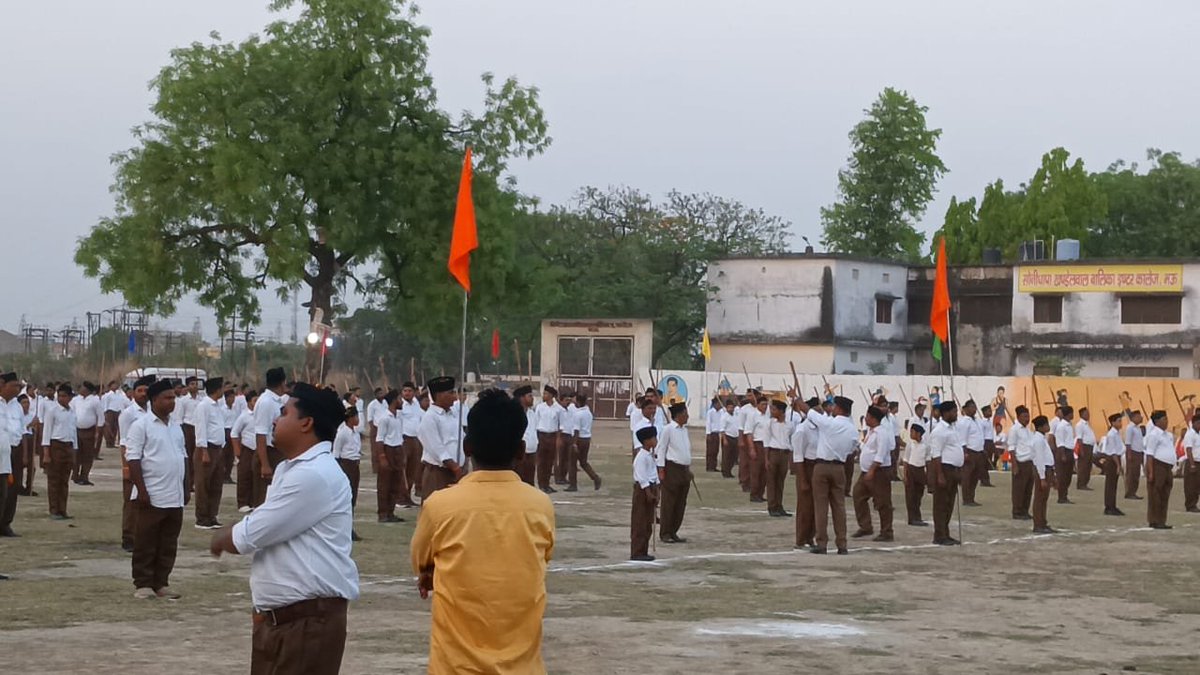 मउ, उत्तर प्रदेश राष्ट्रीय स्वयंसेवक संघ ने बनाया वर्ष प्रतिपदा ➡सैकड़ों संघ कार्यकर्ताओ ने निकाला पथ संचलन ➡पथ संचलन में घोष सहित दंड के साथ दिखे स्वयंसेवक ➡प्रांत प्रचारक रमेश चंद्र जी भी रहे मौजूद @RSSorg @friendsofrss @RSS_Friend @soniya_hindu @NehaAgarwal_97 @_LataAga1