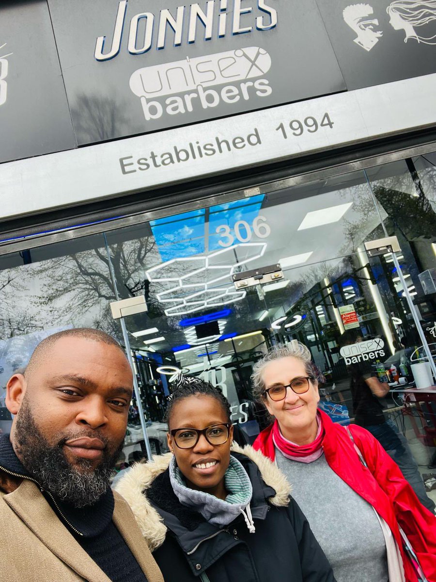 Really great to be out with @ClareMPotter in Brownswood ward, campaigning for @SadiqKhan and meeting local businesses on the Hackney-Islington boundary. Also bumped into @JasonUJackson outside a local barber shop looking freshly trimmed.