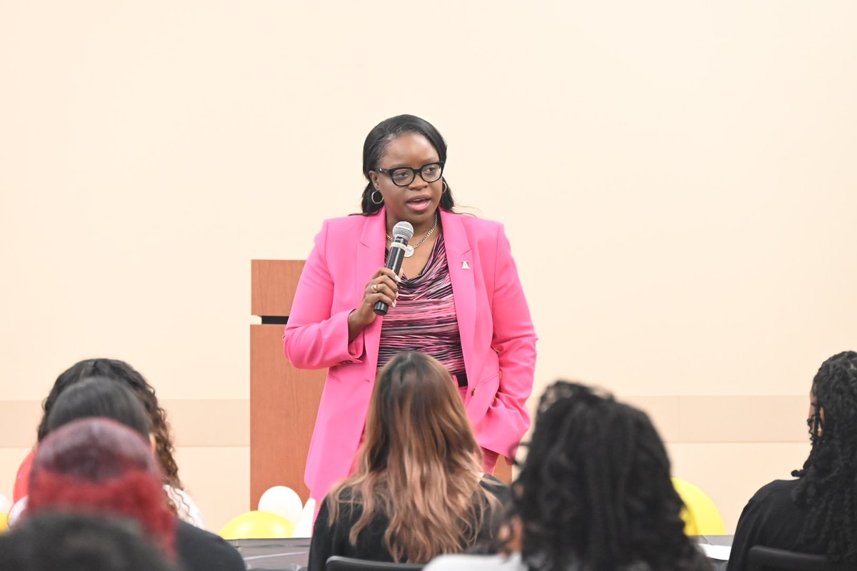 Dr LaTonya M. Goffney giving closing comments at ⁦@AldineISD⁩ Future Educators Signing Day. ⁦@drgoffney⁩ ⁦@EducatorMar10⁩ ⁦@adbustil⁩