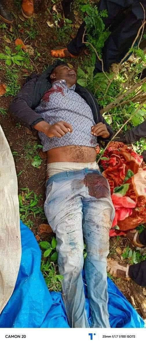 obsanbiya7's tweet photo. መንግስቱ ቦሩ ይባላል፤ ዛረ በጉጂ ዞን በመንግስት ሃይሎች ተገድሎ በጫካ ተጥሎዋል!!😭😭 https://t.co/WR6FskTlFw