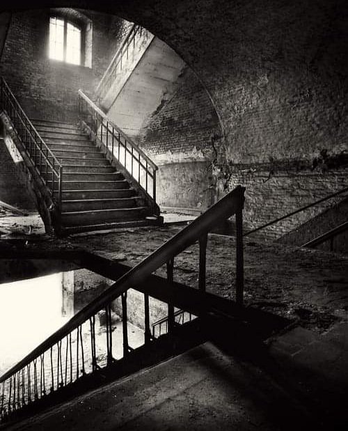 اگر روشنی ، روشنی میں ملے بھی تو کیا فائدہ ہے ؟
اندھیرے میں آو !
یہاں آ کے چمکو !
قسم ہے !
مصلّوں سے بھٹکے ہوئے آنسووں کی !
سیہ کار لوگوں کے دل قیمتی ہیں
جو اک بار یہ روشنی میں نہا لیں
تو پھر عمر بھر یہ اجالوں کا معنی نہیں بھولتے ہیں 
سو ہم جو سیاہی بھرے صف بہ صف ہیں
تمھاری تجلّی