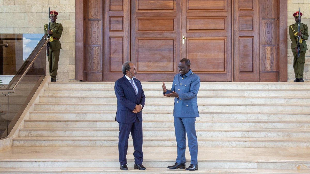 Pres @HassanSMohamud & Pres @WilliamsRuto convened in Nairobi for a crucial talks on enhancing ties & collaboration b/w #Somalia & #Kenya. The meeting focused on counterterrorism efforts, regional security, & the imperative of united action to protect both nations & the region.